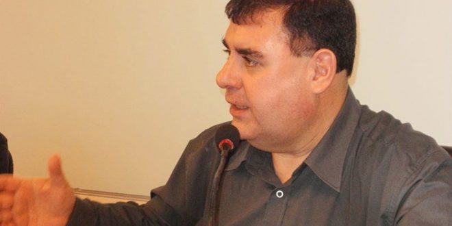 Edil Gabbiani perdió la paciencia: Tras 4 años sin respuestas, pregunta al Municipio de Juan Lacaze por costos del EPI y compras directas de bancos por más de US$ 23.100